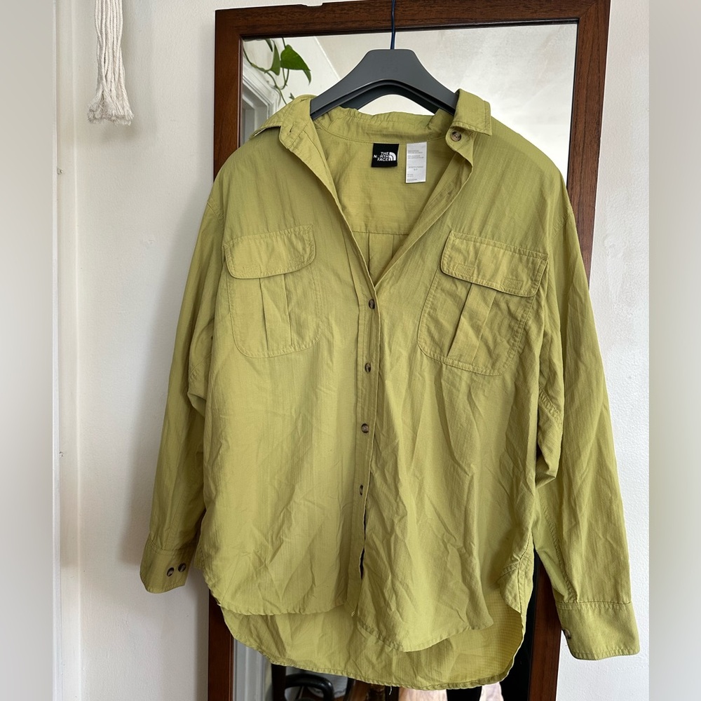 The North Face Women’s Olive Green Shirt 💚 hiking safari long sleeve S
